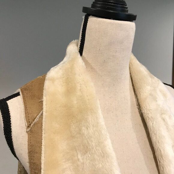 Open fake fur vest size M - Picture 9 of 12